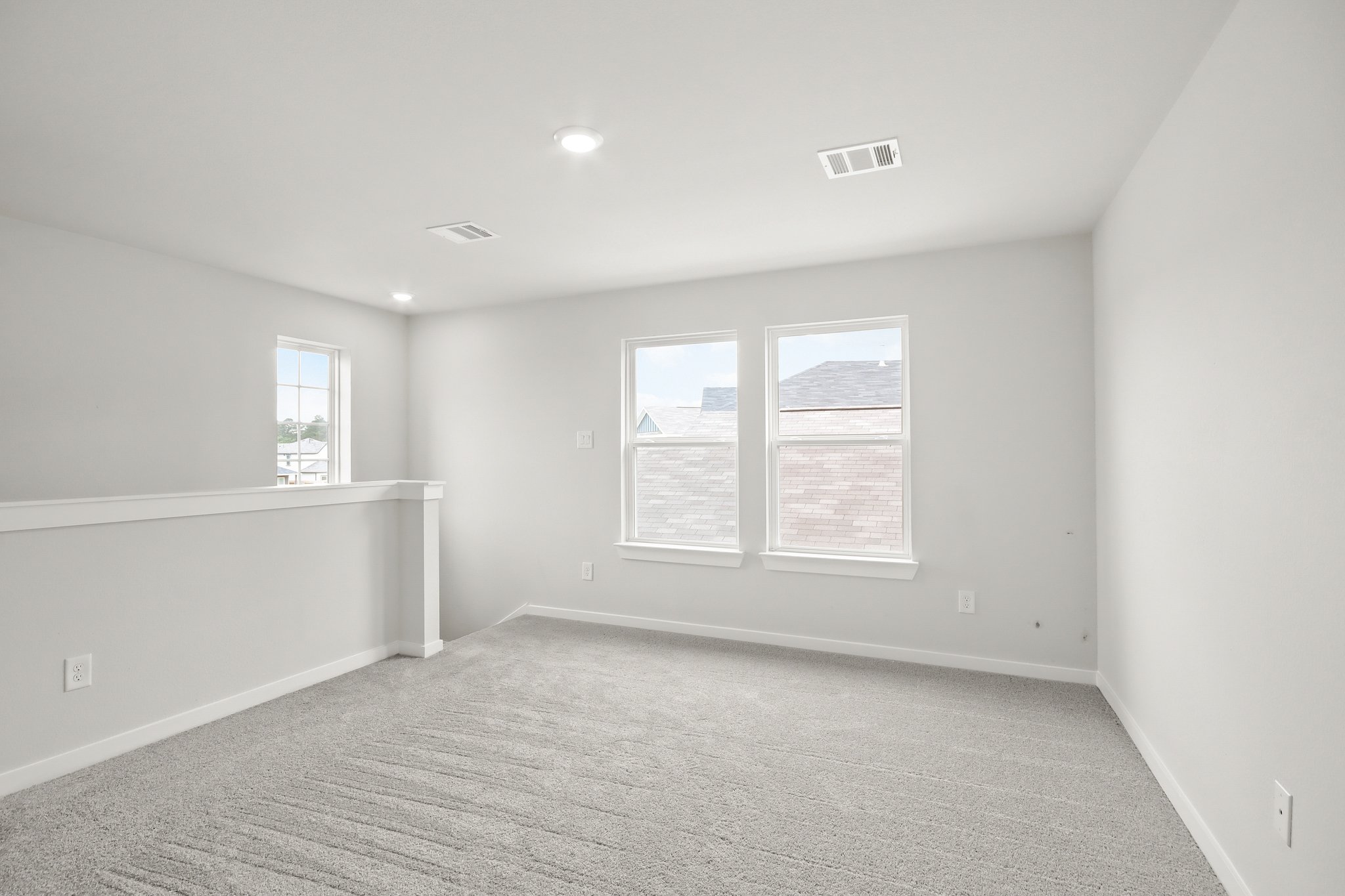 A room with a carpet and windows.