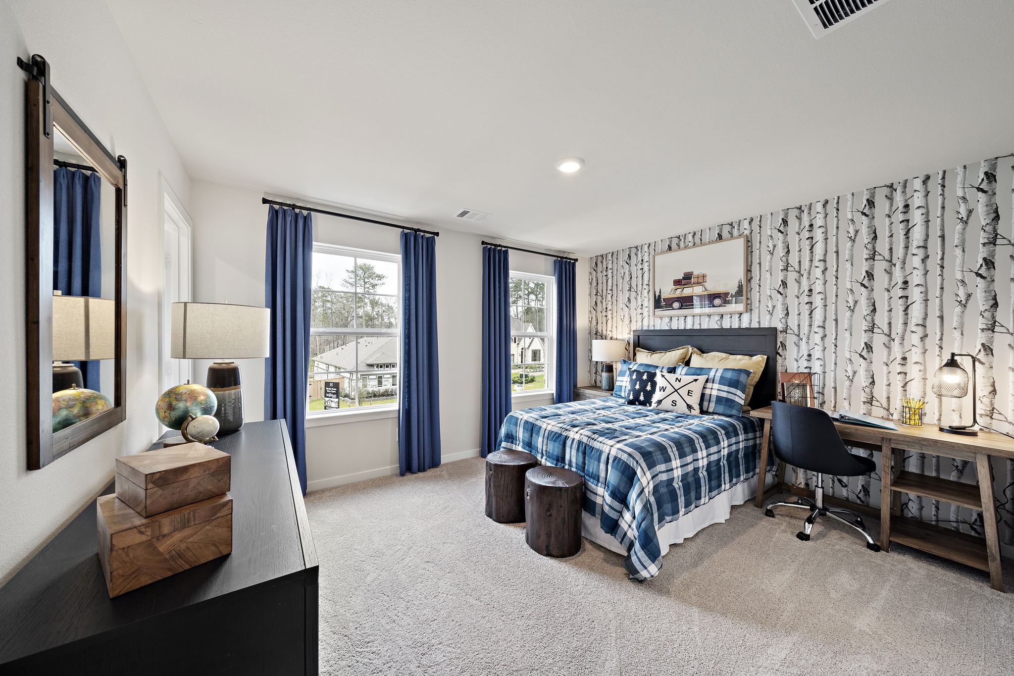 A bedroom with a bed and a desk.