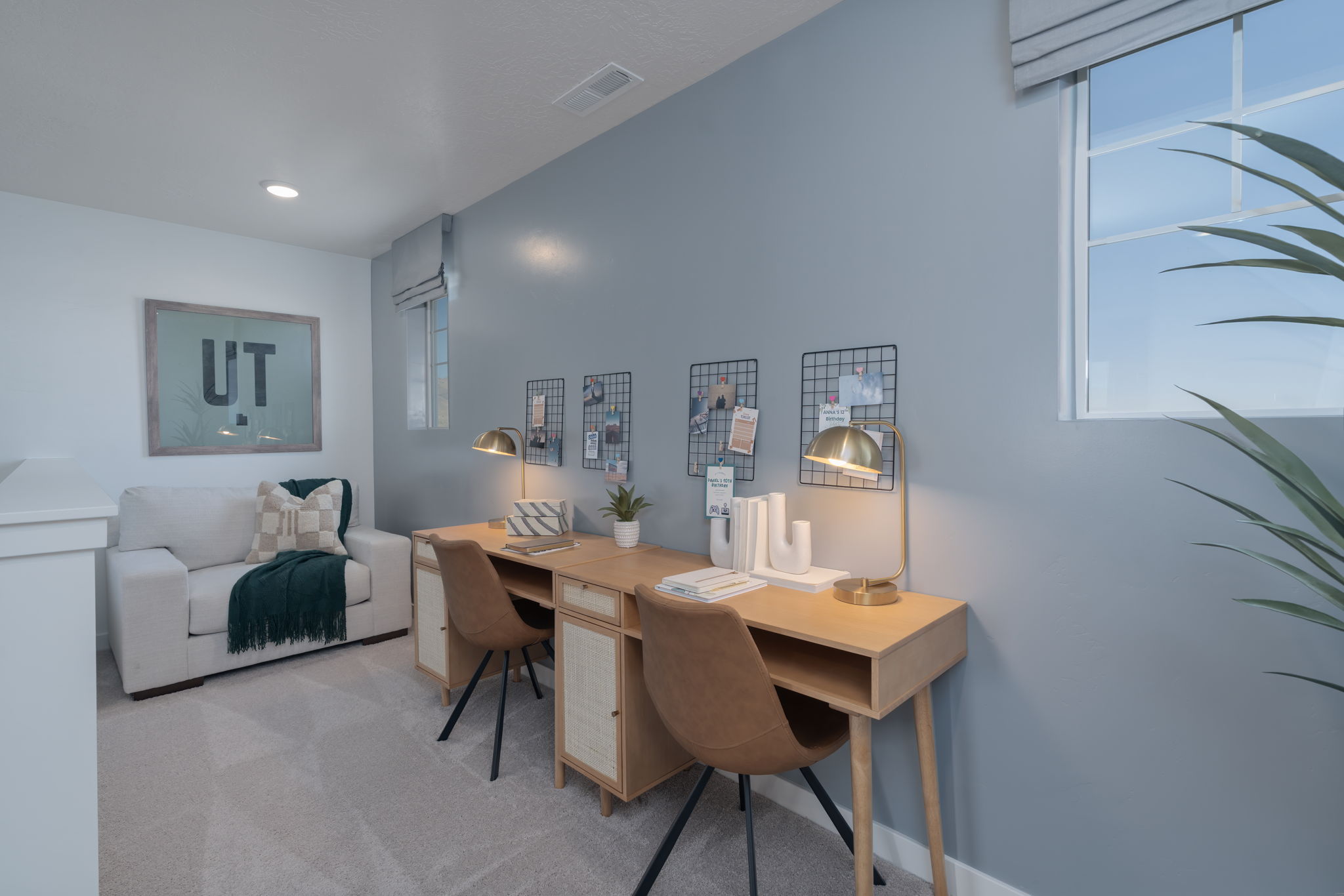 A room with a desk and chairs.