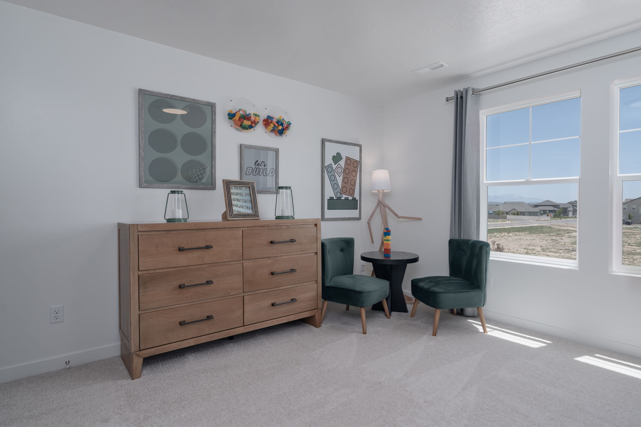 A room with a desk and chairs.