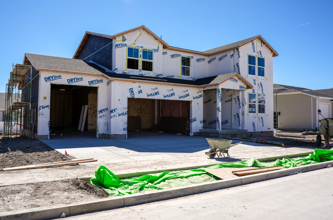 A building with a few green objects in front of it.
